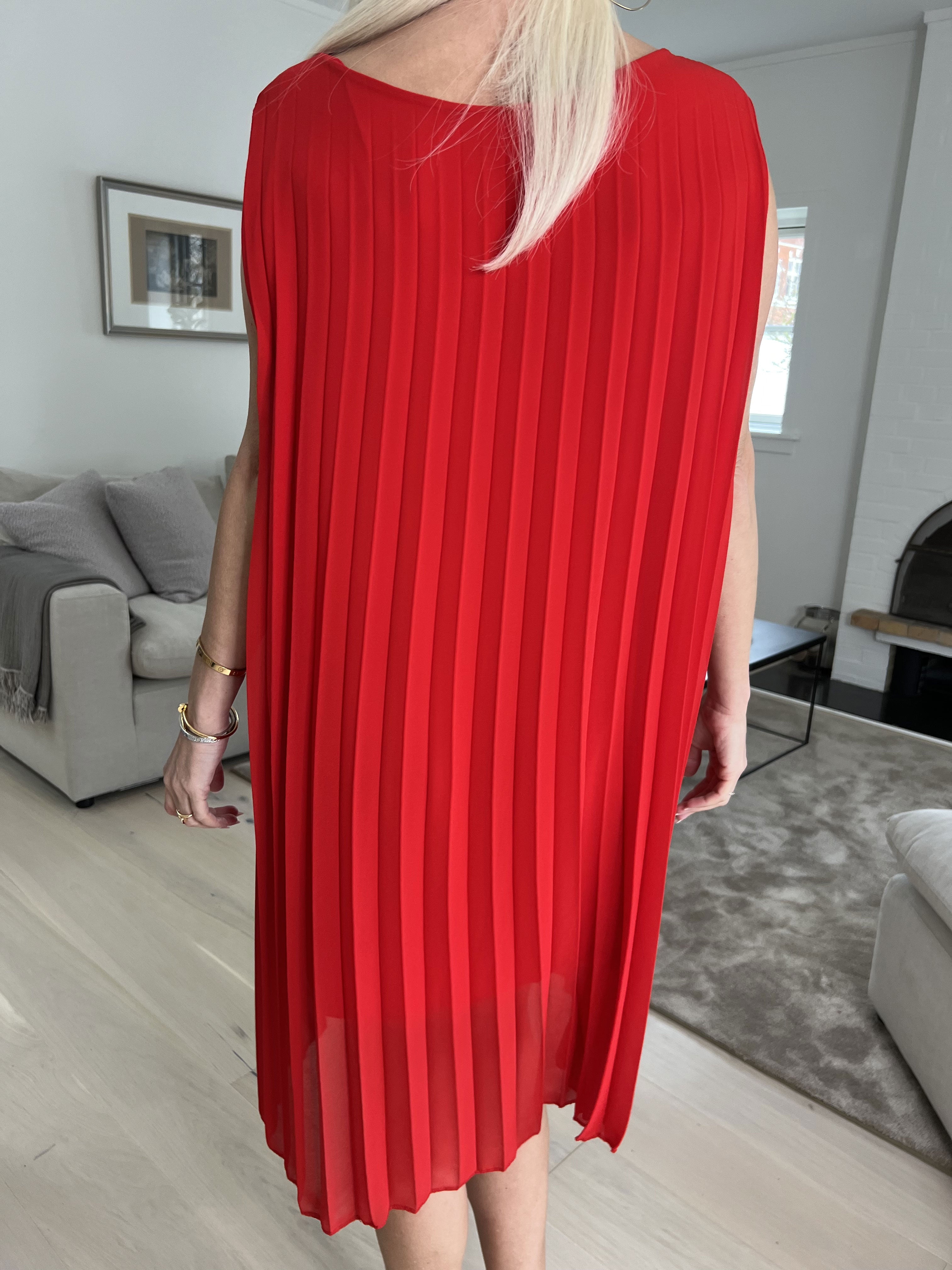 Saline - Sød kjole i plisseret chiffon uden ærmer